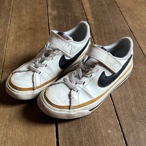 Nike kids tennis shoes size 1.5